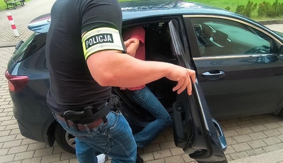 Ponad kilogram narkotyków zabezpieczono w jeden dzień w Lęborku i Łebie mężczyzna zatrzymany przez policję, Lębork