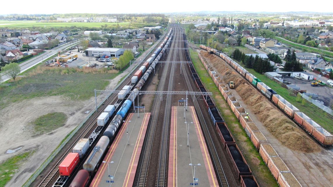 Port Gdańsk: Powstanie nowy tor kolejowy dla pociągów towarowych widok na pociągi towarowe na stacji Pruszcz Gdański