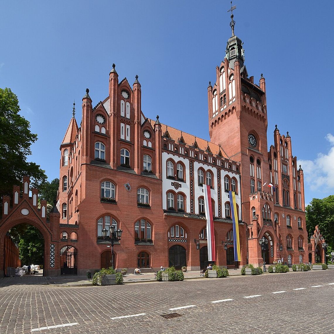 Portrety hitlerowskich nadburmistrzów Słupska w wieży ratusza. Miasto i IPN zabrali głos