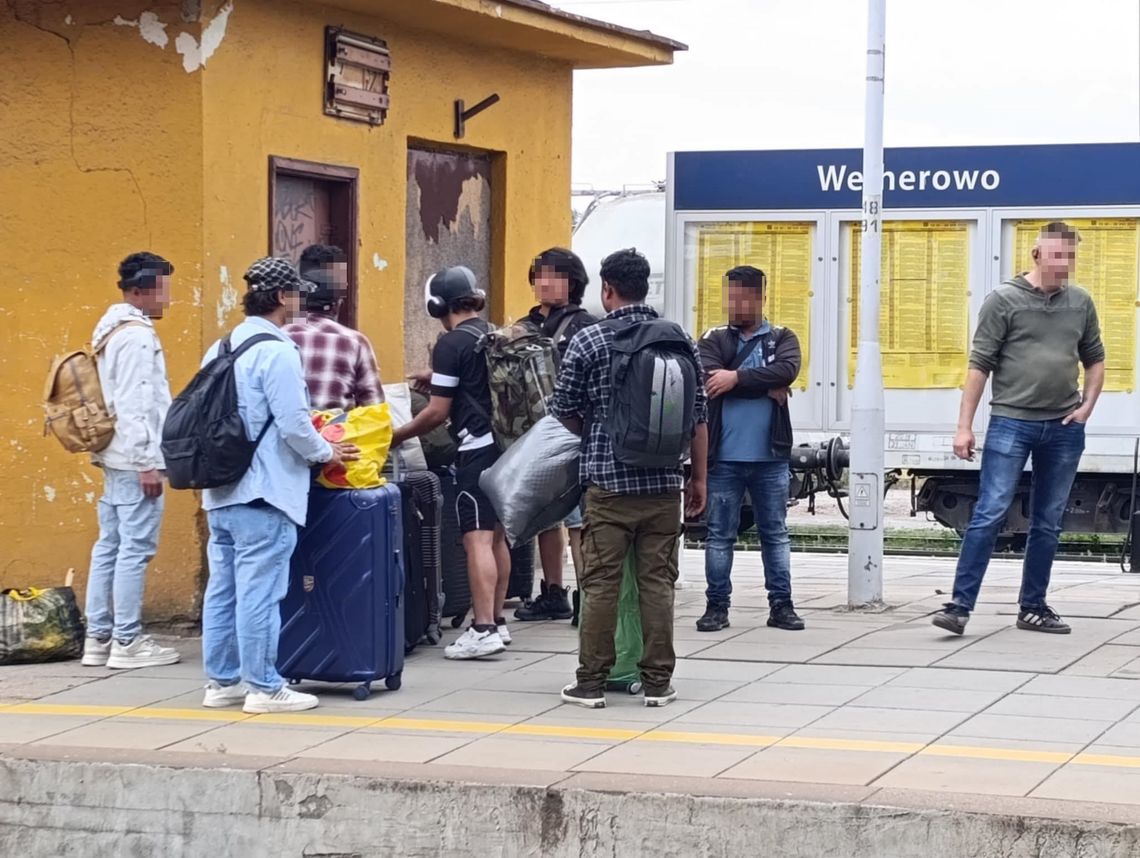Poseł z Pucka zamieścił zdjęcie migrantów w Wejherowie. Pod wpisem fala hejtu i gróźb