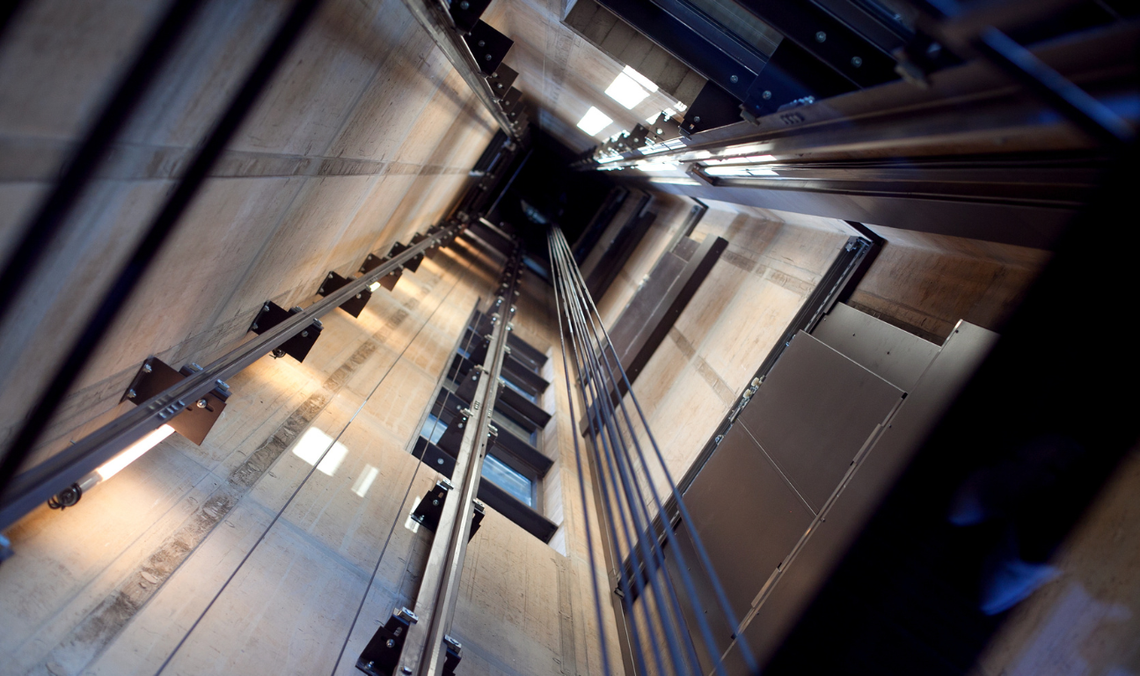 Poważny wypadek na budowie w Gdańsku. Mężczyzna wpadł do szybu windy!