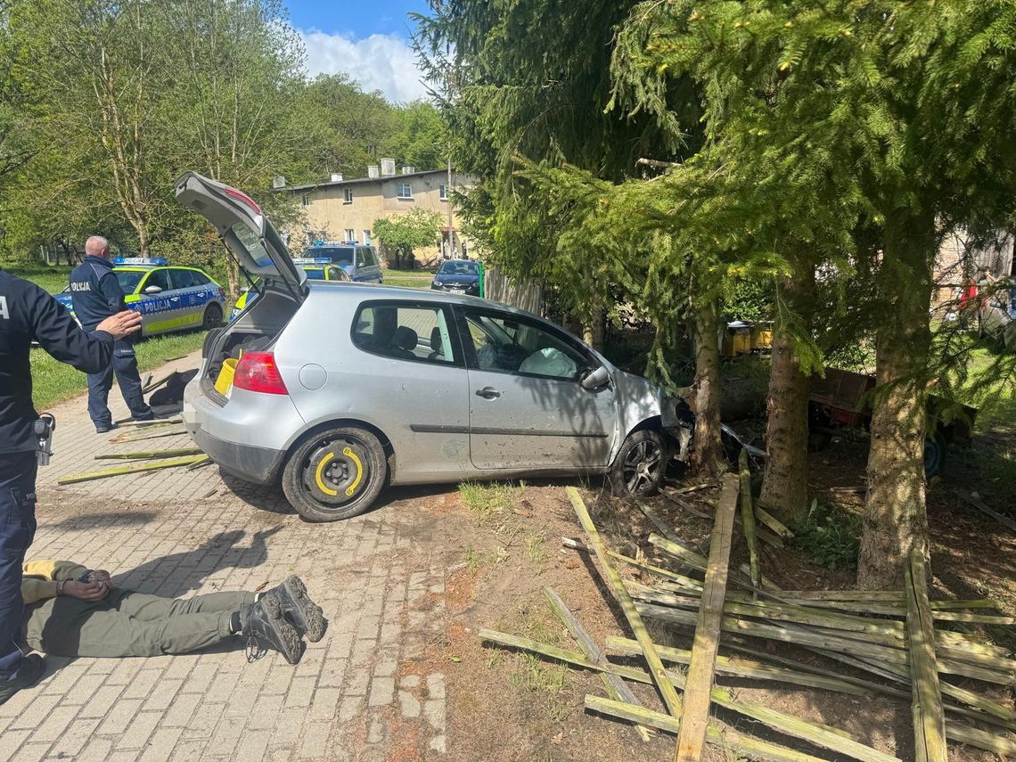 Okradli budowę, uciekając uderzyli w radiowóz. W samochodzie mieli narkotyki Czarne: Okradli budowę, uciekając uderzyli w radiowóz. W samochodzie mieli narkotyki