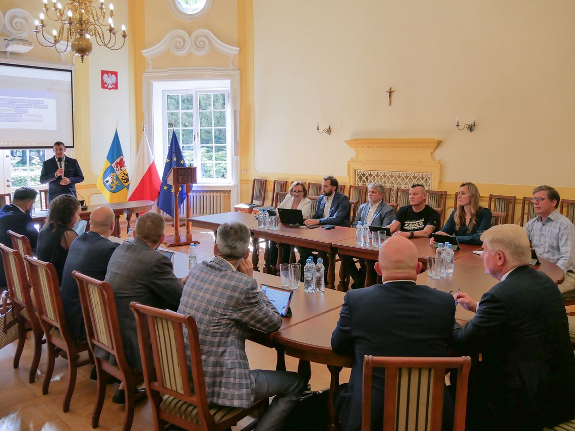 Wiceprzewodniczący Rady Powiatu w Lęborku odwołany. Zrezygnował po kolizji po alkoholu Lębork: Wiceprzewodniczący Rady Powiatu odwołany. Zrezygnował po kolizji po alkoholu
