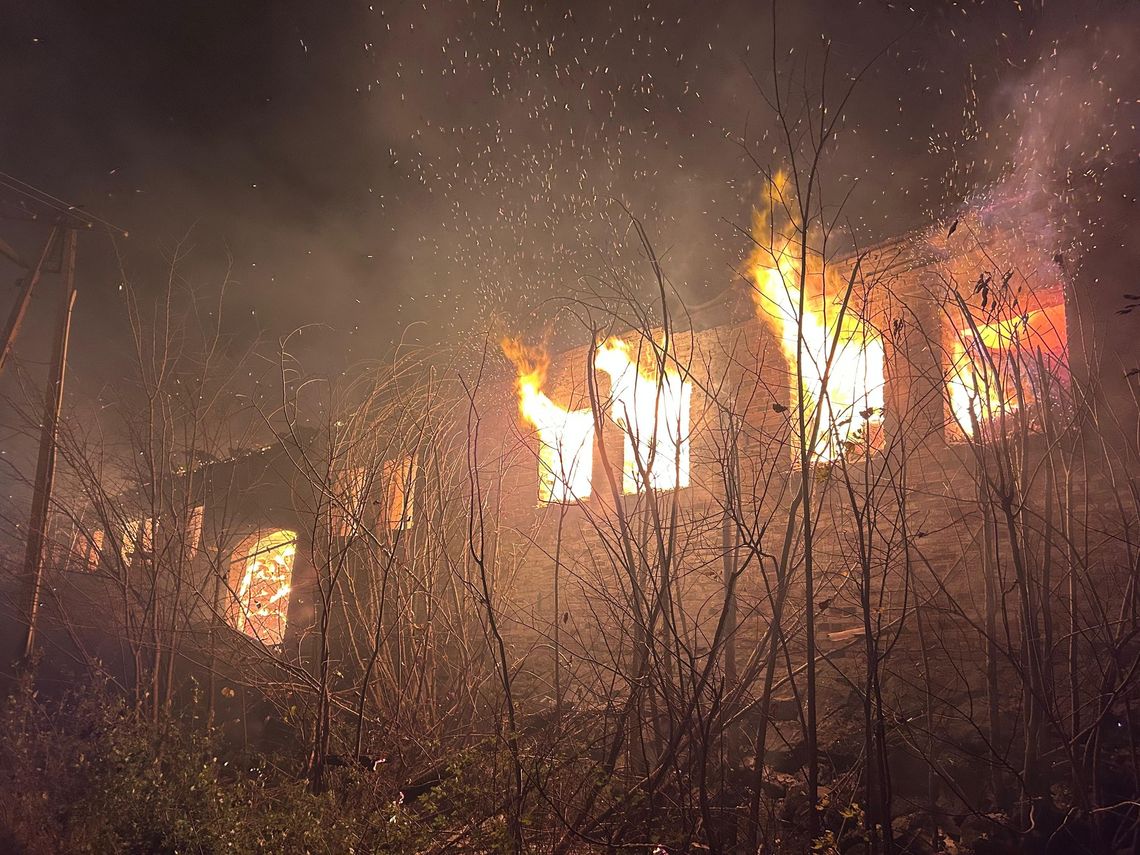 Pożar stodoły w powiecie słupskim. Spłonęło tysiąc balotów słomy, nikt nie ucierpiał Pożar stodoły w powiecie słupskim. Spłonęło tysiąc balotów słomy
