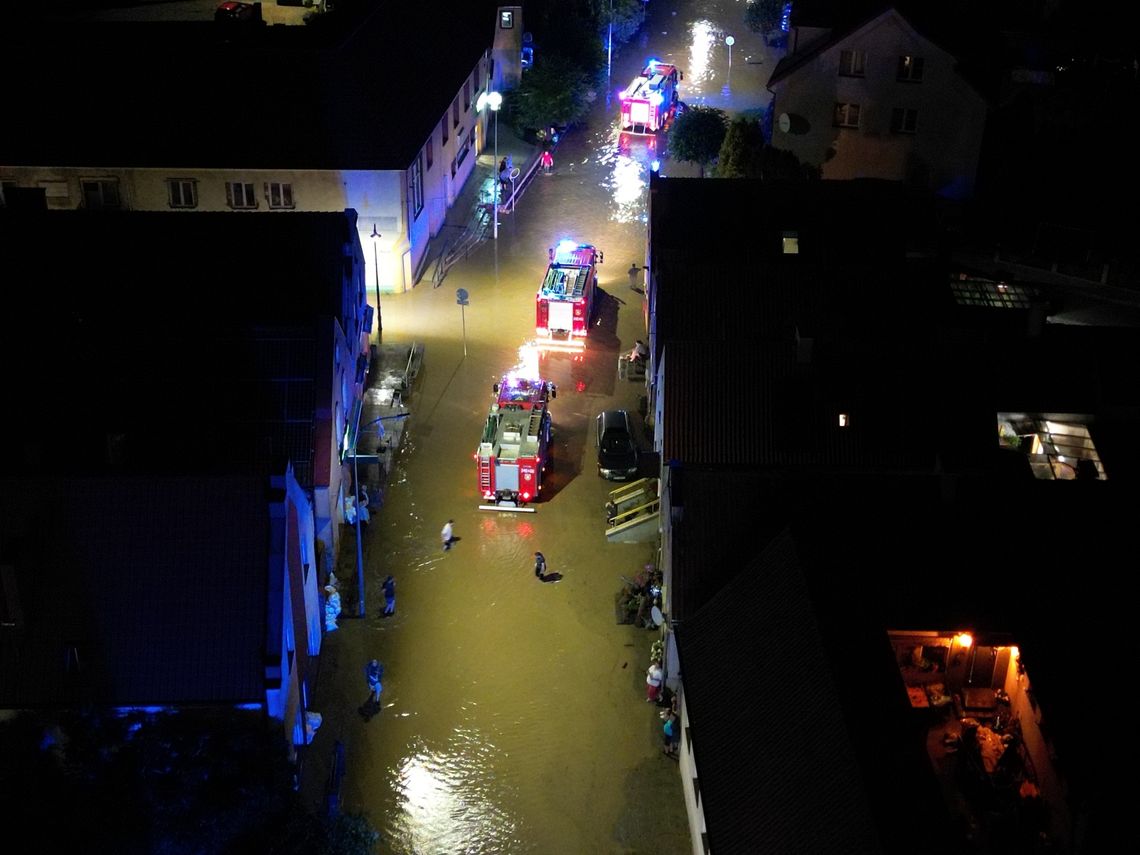 Tolkmicko pod wodą. Rzeka Stradanka zalała ulice i budynki!