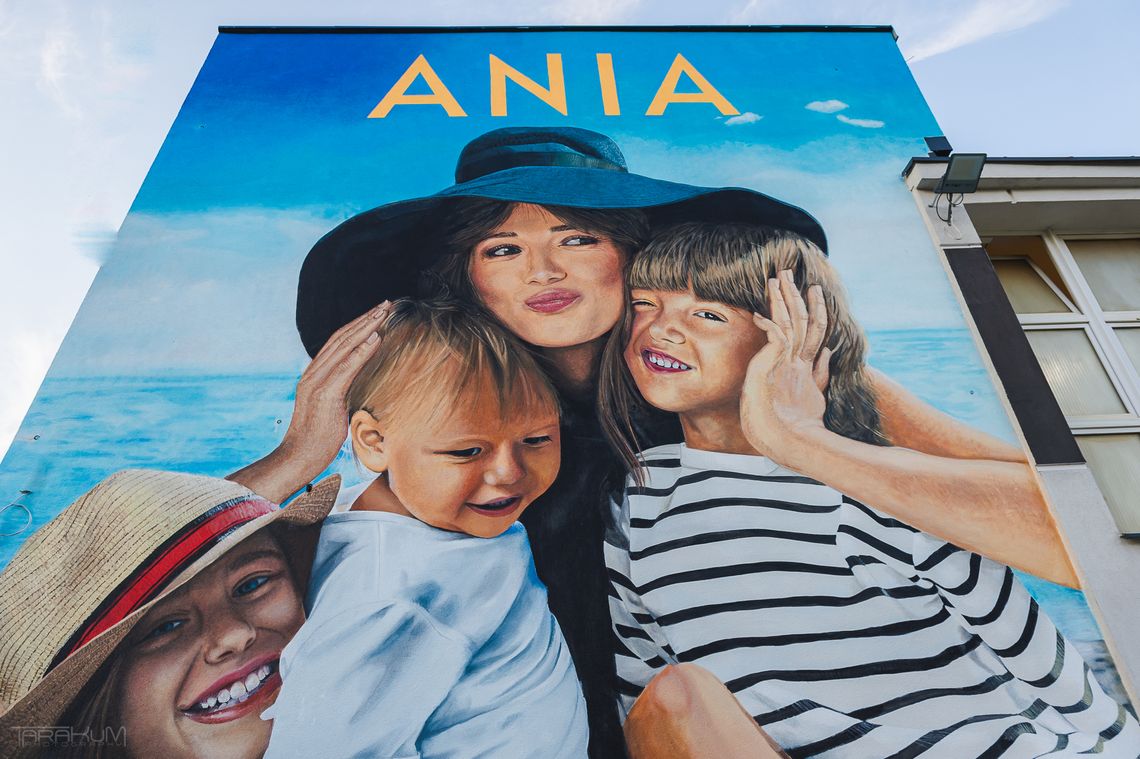 mural poświęcony Annie przybylskiej na budynku IX Liceum Ogólnokształcącego w Gdyni