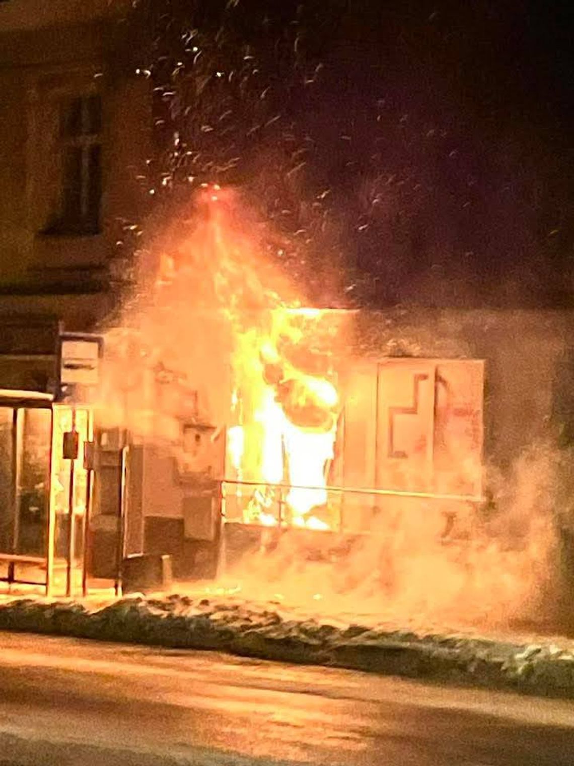 Pożar apteki w Dzierzgoniu. Duże straty, działania strażaków nadal trwają