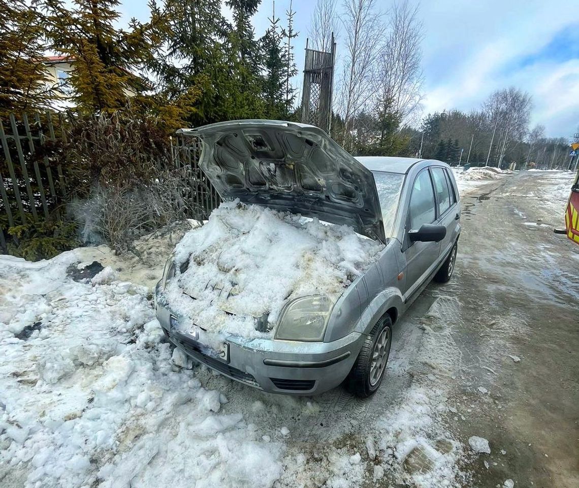 Pożar auta w Koleczkowie. Świadkowie ugasili ogień… śniegiem