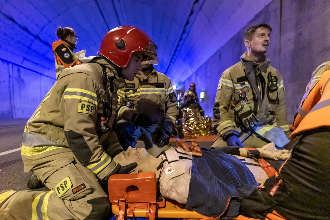 Pożar auta, wypadek i liczni poszkodowani. Służby ćwiczyły w tunelu pod Martwą Wisłą