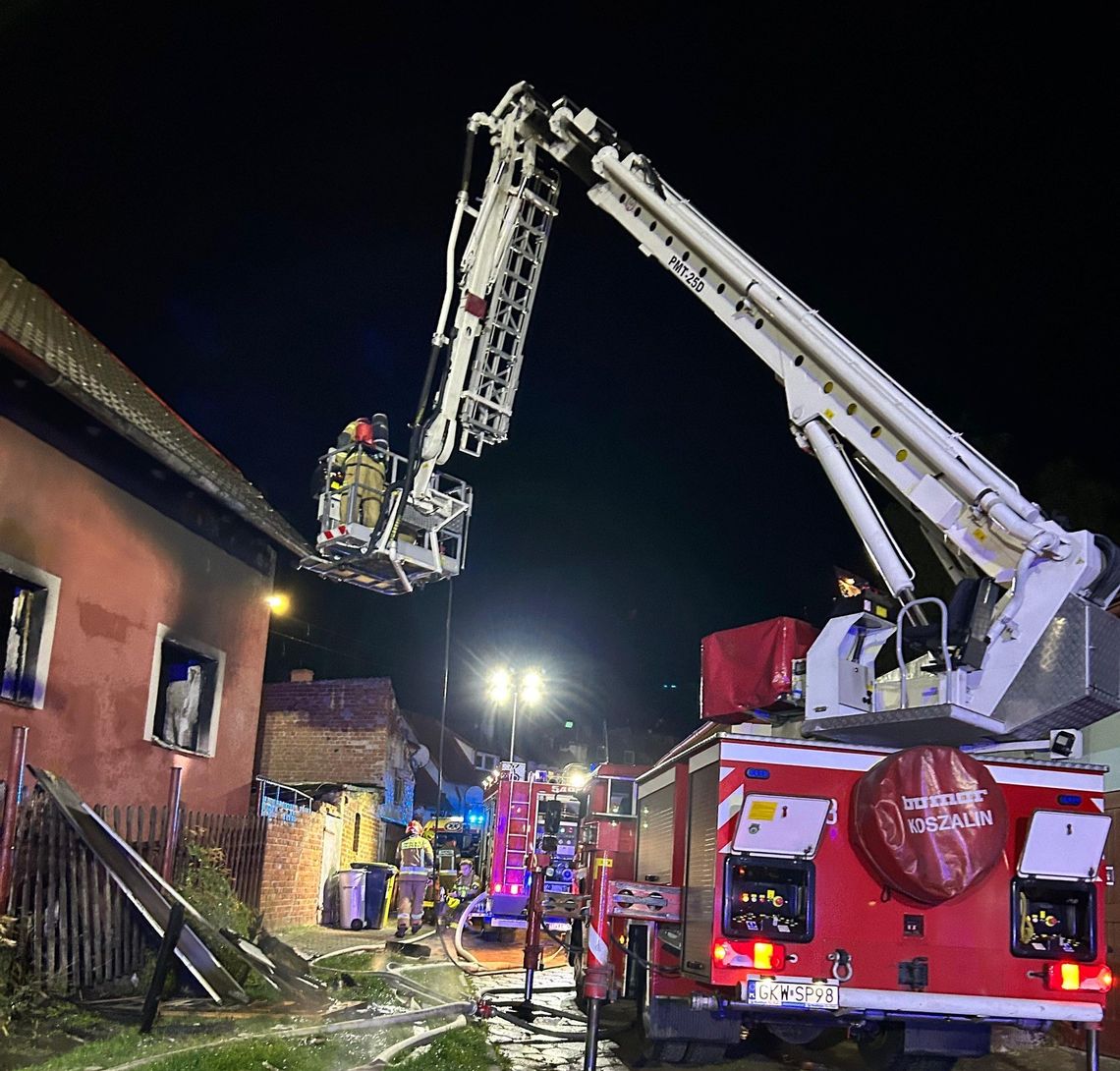 Pożar domu jednorodzinnego w Gniewie. Dwie osoby nie żyją Tragiczna noc w Gniewie! W pożarze domu zginęły dwie osoby