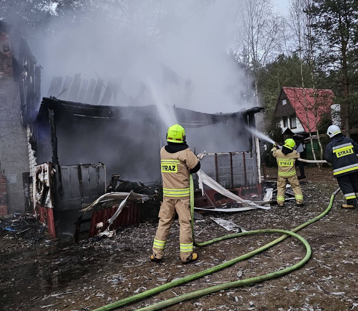 Pożar domu letniskowego na Kaszubach. Strażacy walczyli z żywiołem kilka godzin