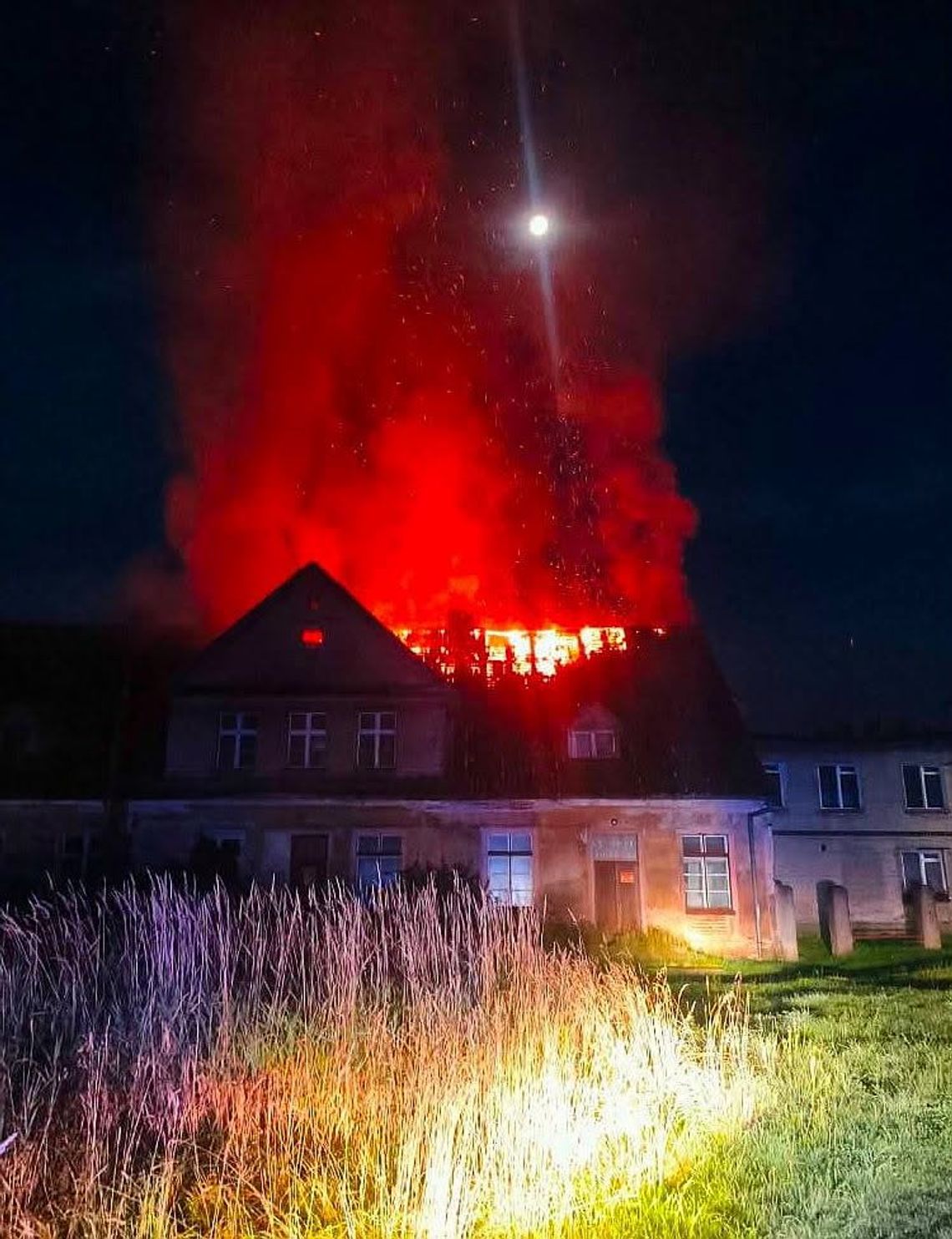 Pożar dworu w Biebrowie w gminie Choczewo! Płonął zabytek z I połowy XIX wieku pożar zabytkowego dworu, Biebrowo