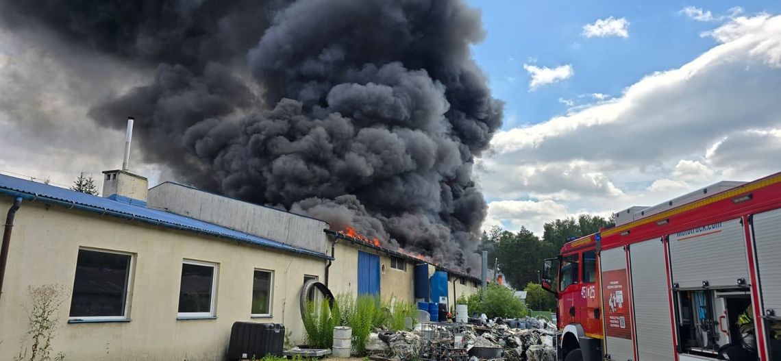 Pożar hali produkcyjnej w Skorzewie. Alert RCB dla dwóch powiatów