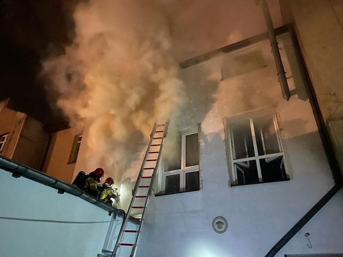 Pożar kamienicy na pl. Hallera w Tczewie. Trzy osoby trafiły do szpitala