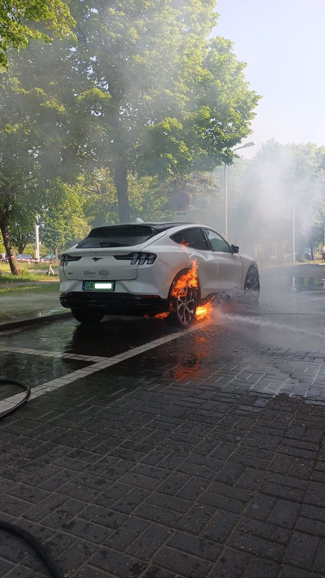 Pożar samochodu elektrycznego na stacji paliw w Gdańsku!