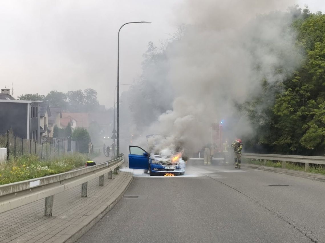 Pożar samochodu na ul. Cedrowej w Gdańsku! Strażnicy i kierowcy ruszyli z pomocą pożar samochodu, Gdańsk