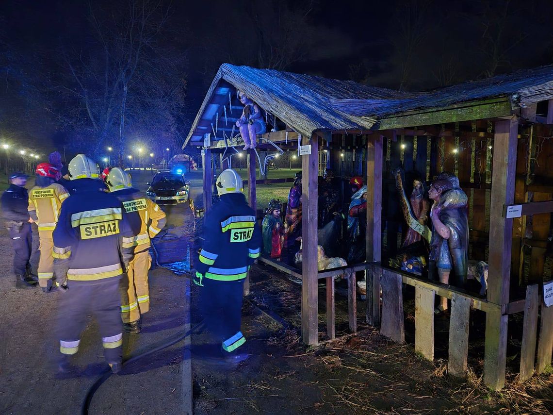 Pożar szopki bożonarodzeniowej w Bolszewie! Mieszkańcy próbowali gasić ogień pożar szopki bożonarodzeniowej, Bolszewo