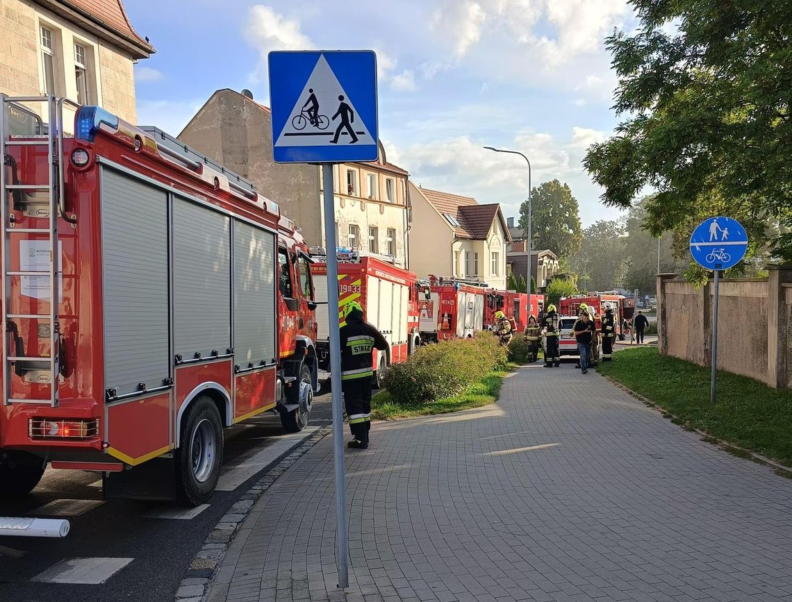 Pożar w centrum Chojnic. Ewakuowano 9 osób, jedna ciężko poparzona straż pożarna