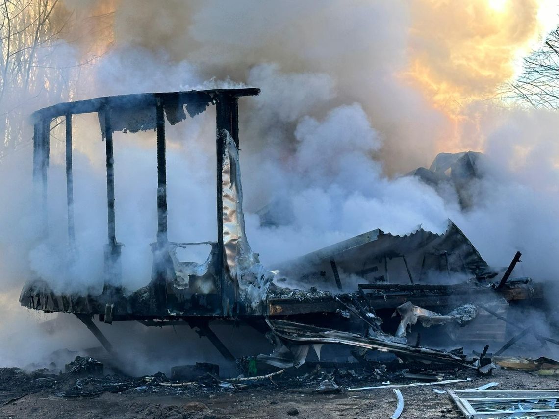 Pożar przyczepy kempingowej w Hopach. Ranny mężczyzna trafił do szpitala Pożar przyczepy kempingowej w Hopach. Ranny mężczyzna trafił do szpitala
