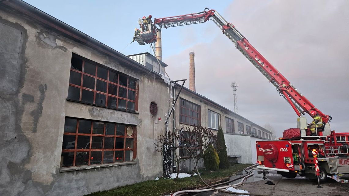 Groźny pożar w zakładzie produkcji sklejki w Kołczygłowach! pożar zakładu produkcji sklejki, Kołczygłowy