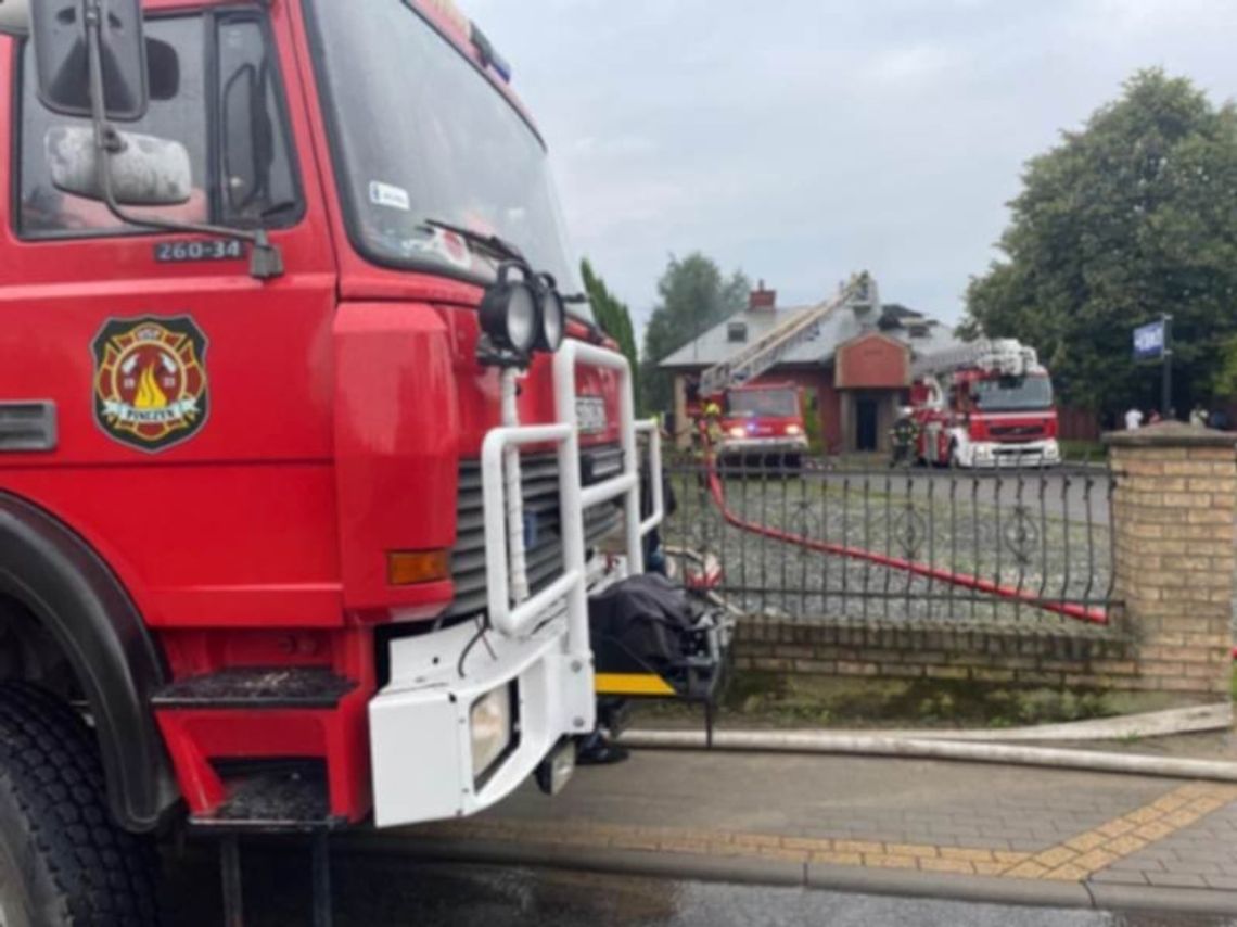 Pożar w Pinczynie. Ewakuowały się 24 osoby, strażacy ustalają źródło ognia