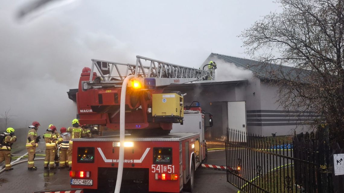 Pożar wędzarni w Dalwinie. Na miejscu 13 zastępów straży pożarnej