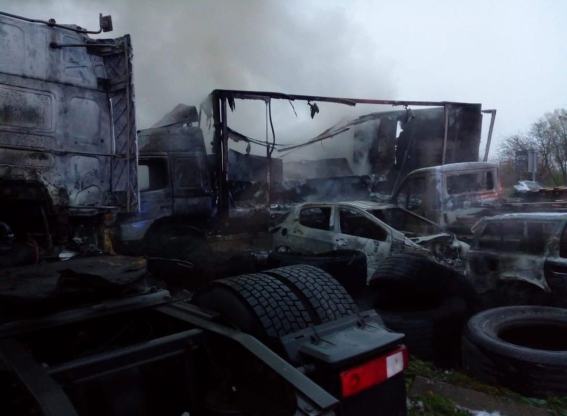 Pożar warsztatu w Rusocinie. Zniszczonych 16 pojazdów!