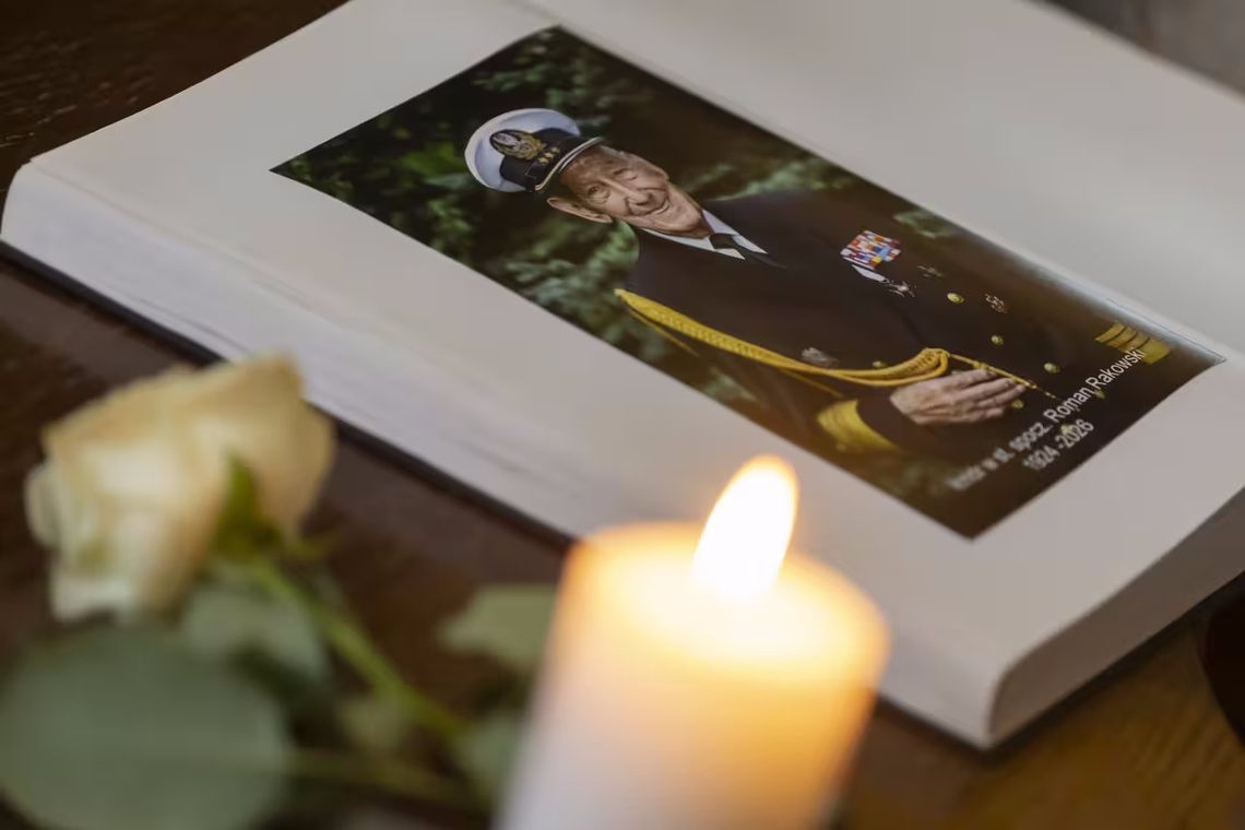 Pożegnanie kmdr. Romana Rakowskiego. Księga kondolencyjna w budynku Rady Miasta