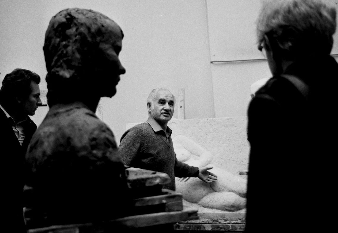 Rzeźbiarz Franciszek Duszeńko, wybitny artysta i pedagog, w swojej pracowni