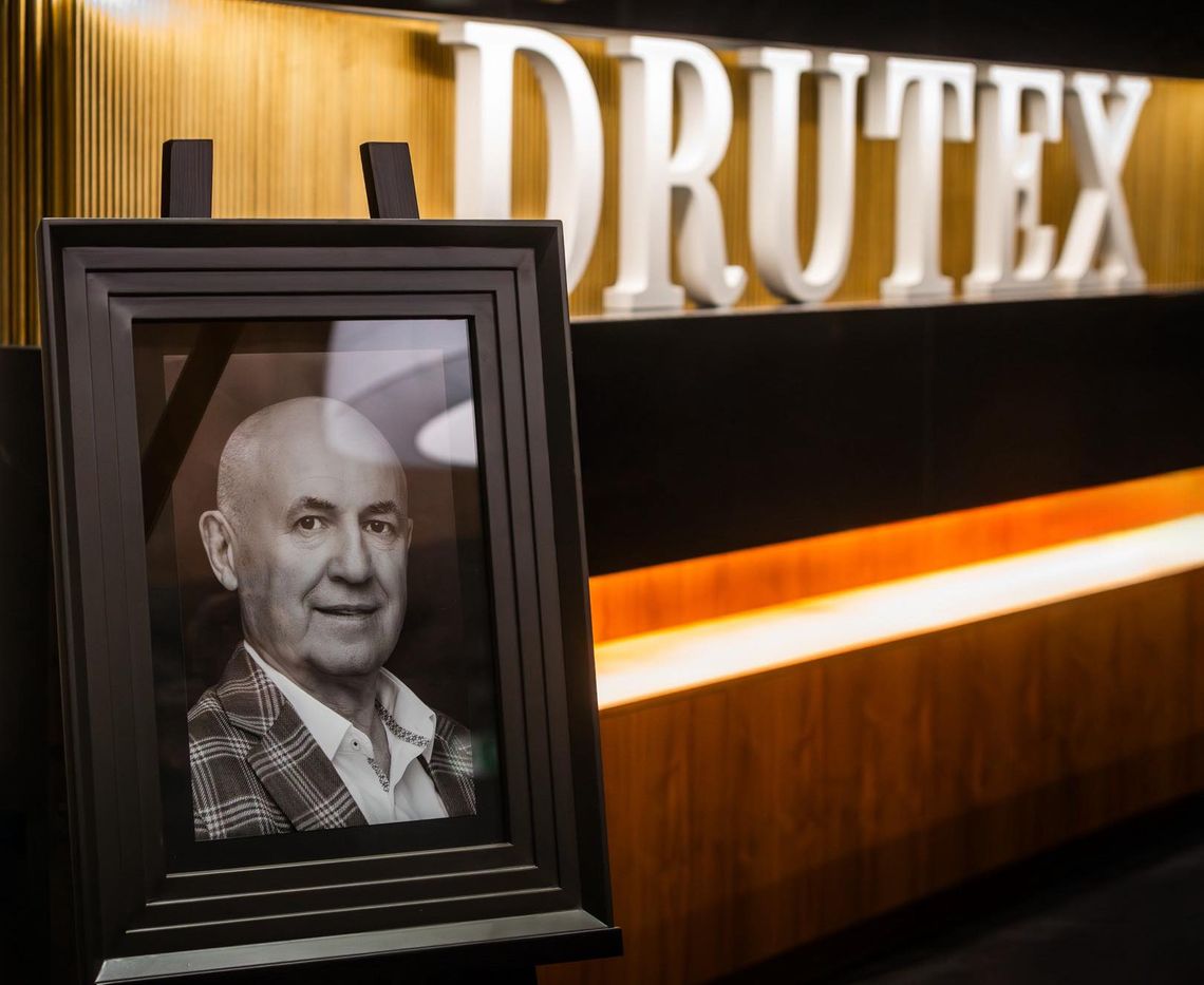 Pracownicy Drutexu pożegnali swojego prezesa oklaskami. Firma dziękuje za wsparcie Pracownicy Drutexu pożegnali swojego prezesa oklaskami. Firma dziękuje za wsparcie