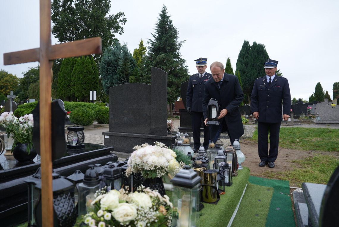 Premier Donald Tusk na grobie tragicznie zmarłego strażaka OSP Sierakowice