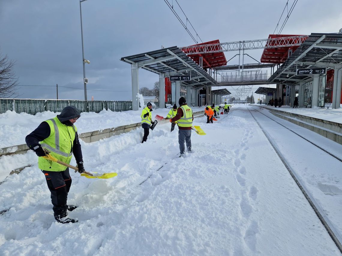 Problemy na linii PKM po nocnych opadach śniegu. Trwa odśnieżanie przystanków i torów