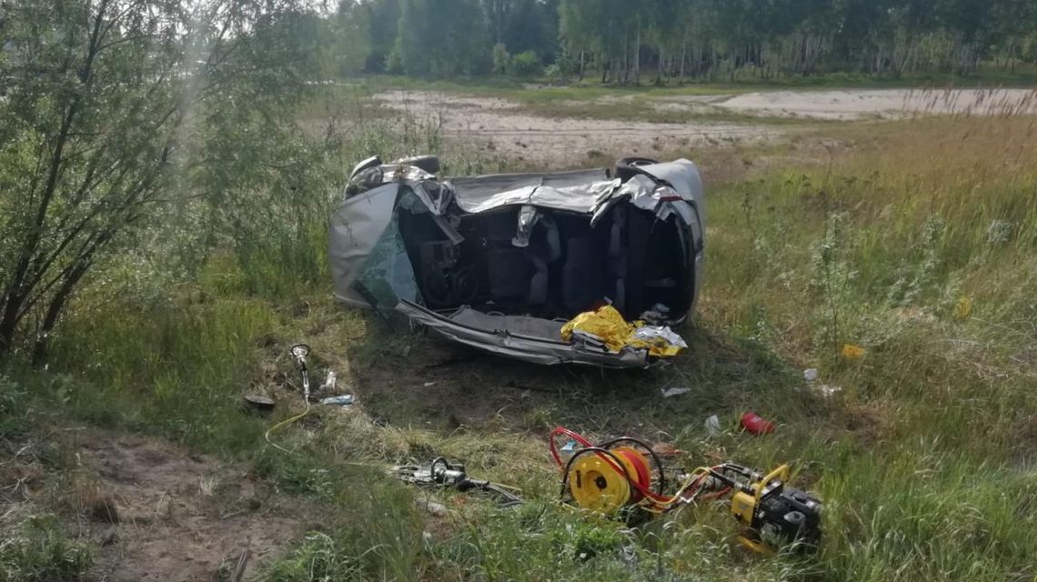 Wrak samochodu po dachowaniu na ul. Kontenerowej