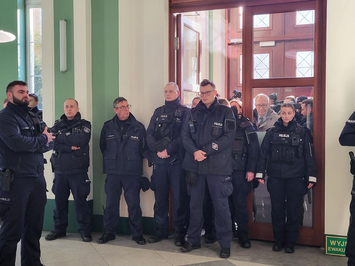 Policja weszła do siedziby KRS. Chodzi o akta dyscyplinarne sędziów Policja weszła do siedziby KRS. Chodzi o akta dyscyplinarne sędziów