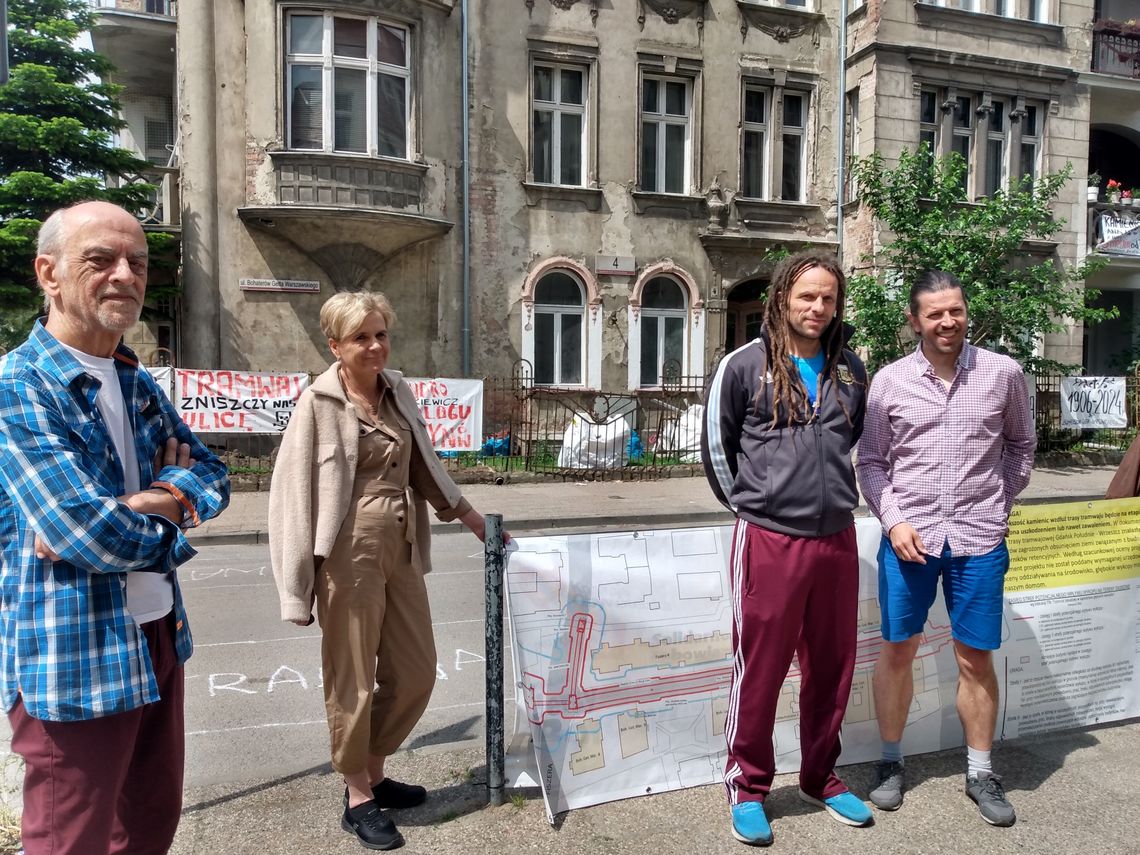 Protest działaczy stwoarzyszenia Dolina Królewska przeciw budowie trawaju w ulicy Bohaterów Getta Warszawskiego