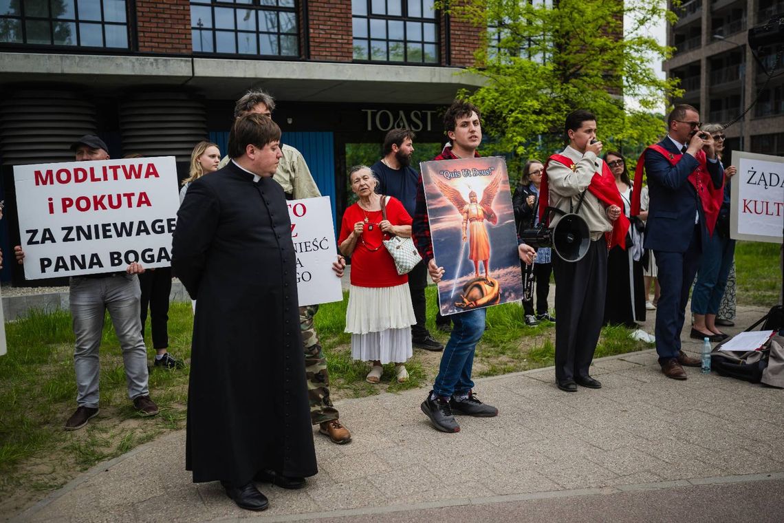 Protest przeciwko Mystic Festival. Katolicy modlili się przy Stoczni Gdańskiej
