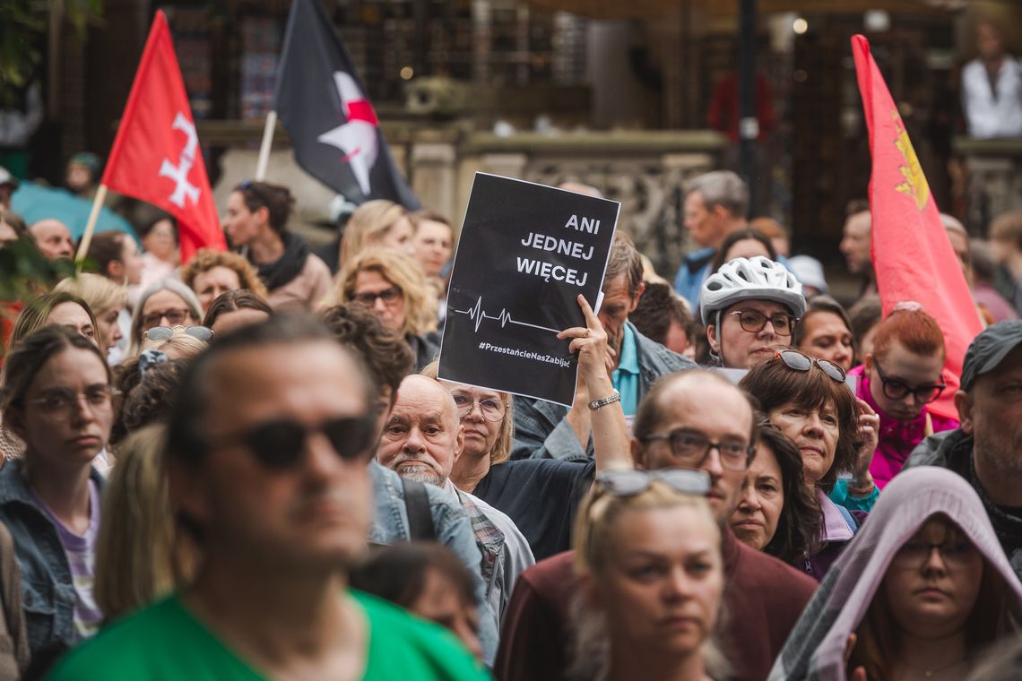 Protesty pod hasłem "Ani Jednej Więcej" w Gdańsku, Tczewie, Wejherowie: Nawet niebo płacze razem z nami