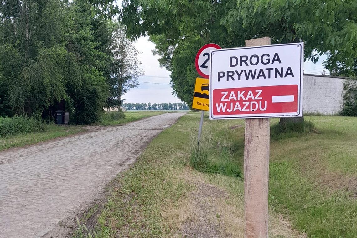 Postawili znak, mieszkańcy zbulwersowani. "To nasza jedyna droga dojazdowa" Postawili znak, mieszkańcy zbulwersowani. "To nasza jedyna droga dojazdowa"