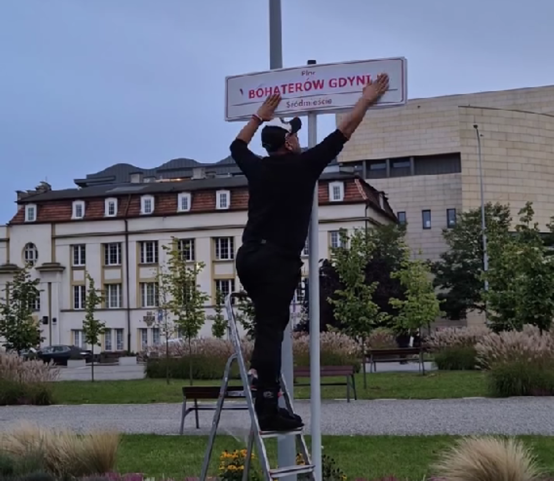 „Przechrzcił" Plac Wolnej Ukrainy na Bohaterów Gdyni. Policja zapowiada ukaranie