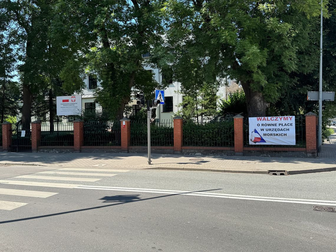 Spór zbiorowy w Urzędzie Morskim w Gdyni. Związkowcy wskazują na różnice w płacach Spór zbiorowy w Urzędzie Morskim w Gdyni. Związkowcy wskazują na różnice w płacach