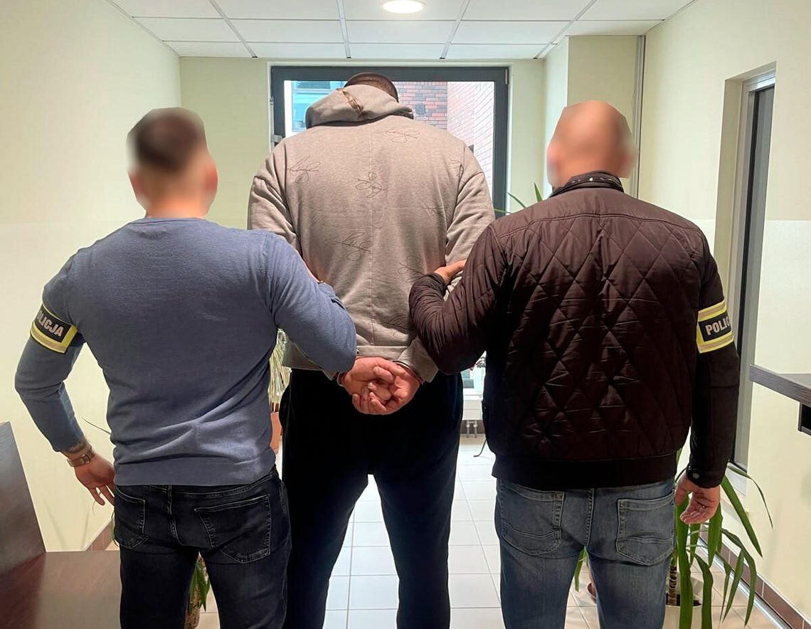 Przeładowywali narkotyki warte miliony na parkingu w Gdańsku. Wpadli w biały dzień mężcyzna zatrzymany w Gdańsku za obrót narkotykami na wielką skalę