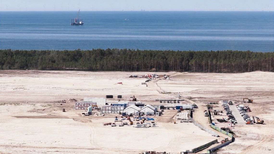 Budowa elektrowni jądrowej nabiera tempa. Plac budowy oficjalnie przekazany Ważny moment dla polskiego atomu. Ruszają kolejne prace przy elektrowni jądrowej