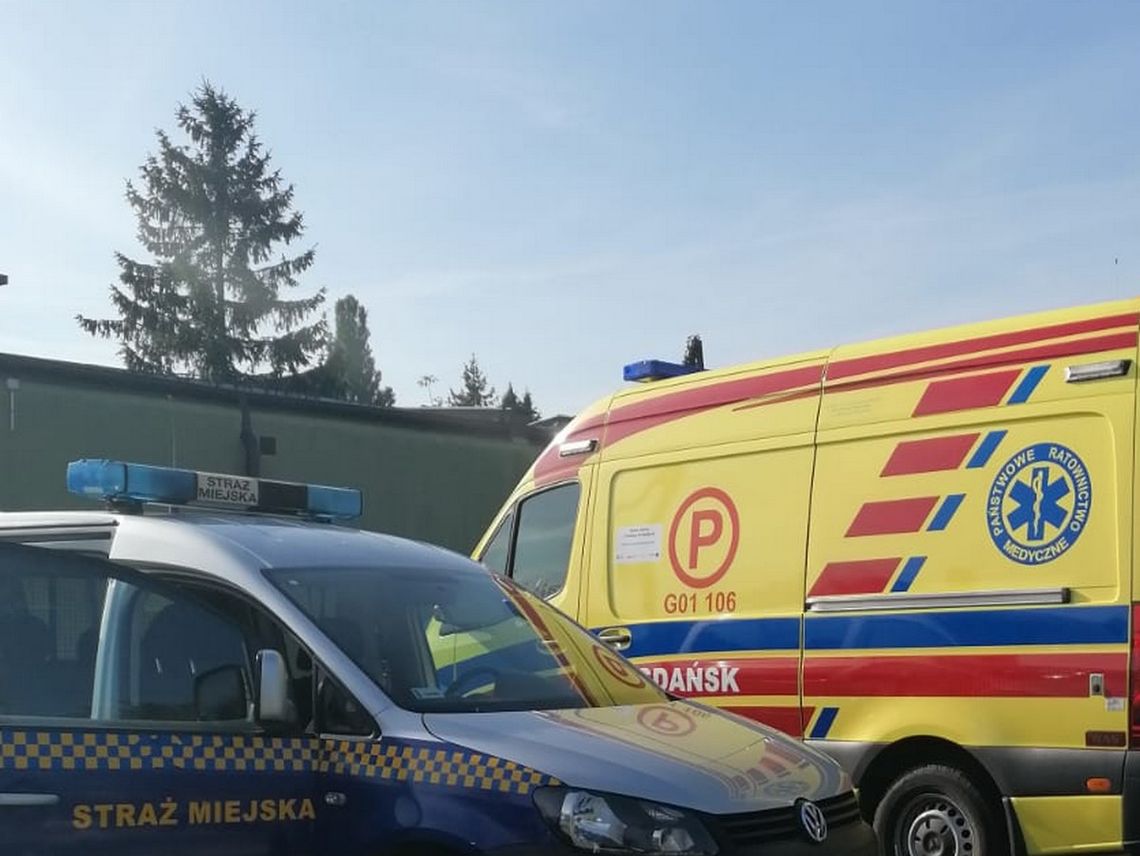 wypadek w Przejazdowie, ranny mężczyzna na chodniku