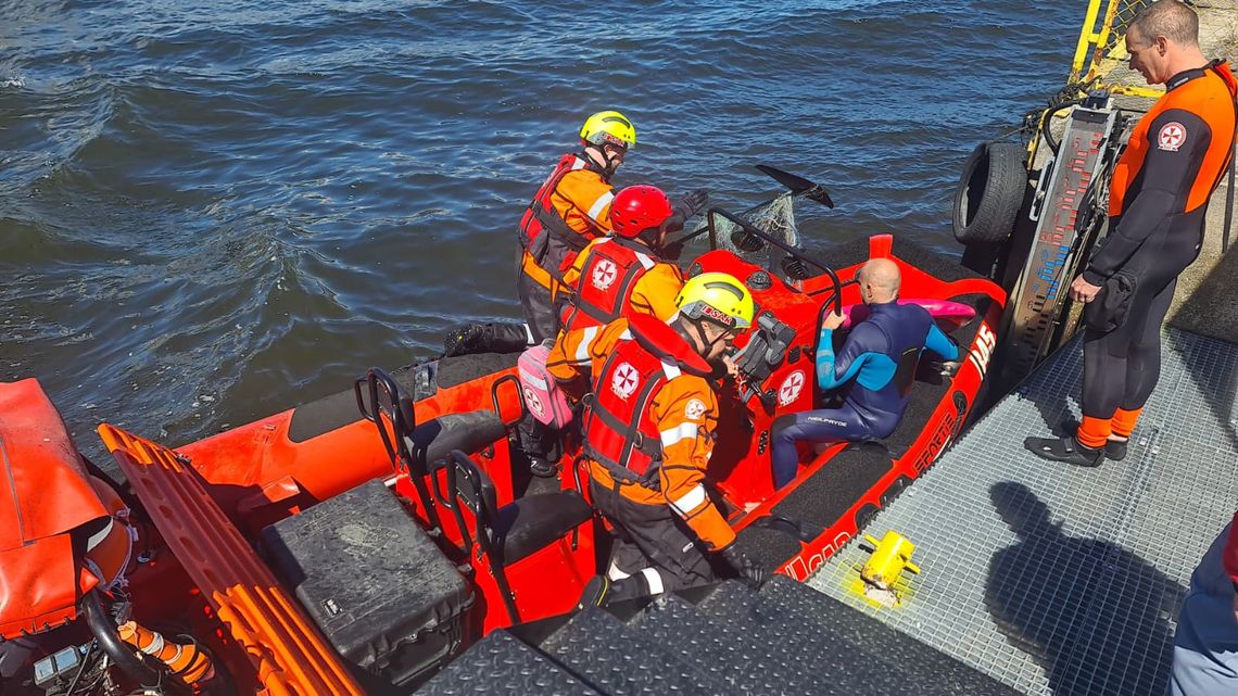Akcja ratunkowa w Ustce! Ratownicy SAR pomogli surferowi zaplątanemu w sieci akcja ratunkowa, Ustka
