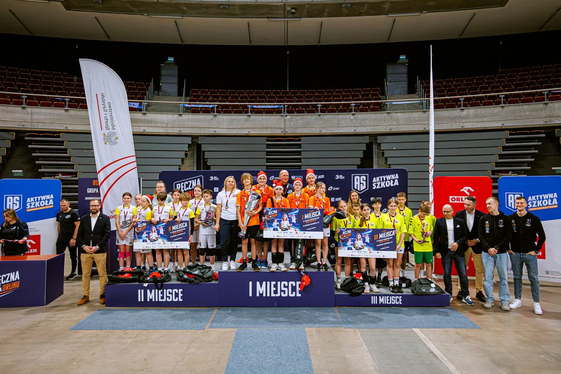 Ręczna na Orliku. Drużyna z SP w Lipuszu ze srebrnym medalem turnieju