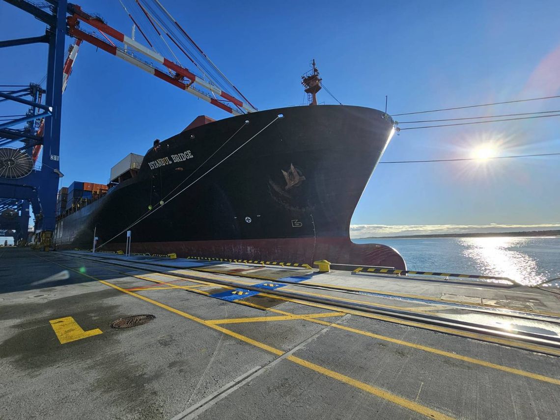 Rekordowy rejs z Chin do Gdańska przez Ocean Arktyczny. Podróż zajęła tylko 25 dni! kontenerowiec Istanbul Bridge w Baltic Hub w Porcie Gdańsk