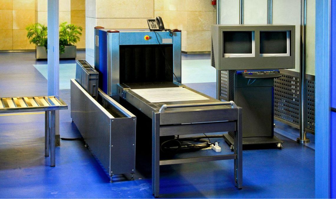 Rewolucja w ochronie szpitali. Bramki, kamizelki i szkolenia dla personelu bramka wykrywająca metal, zdjęcie ilustracyjne