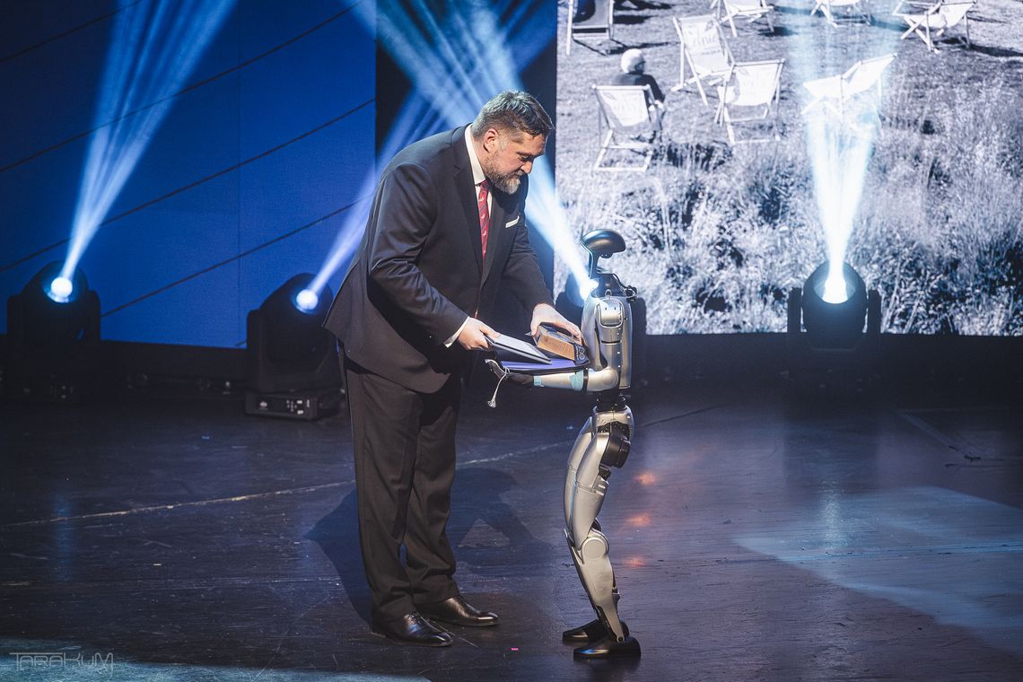 Robot na uroczystej sesji w Gdyni. Co potrafi? Biega, tańczy i... smaży grzanki