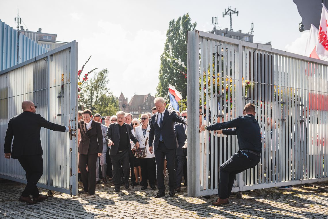 45. rocznica Porozumień Sierpniowych. Otwarta Brama nr 2. Odgrodzone trzy krzyże