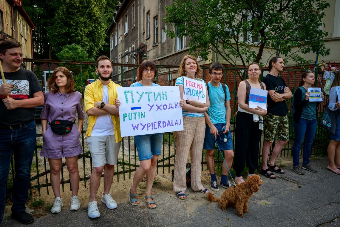protest Rosjan przed konsulatem rosyjskim w Gdańsku